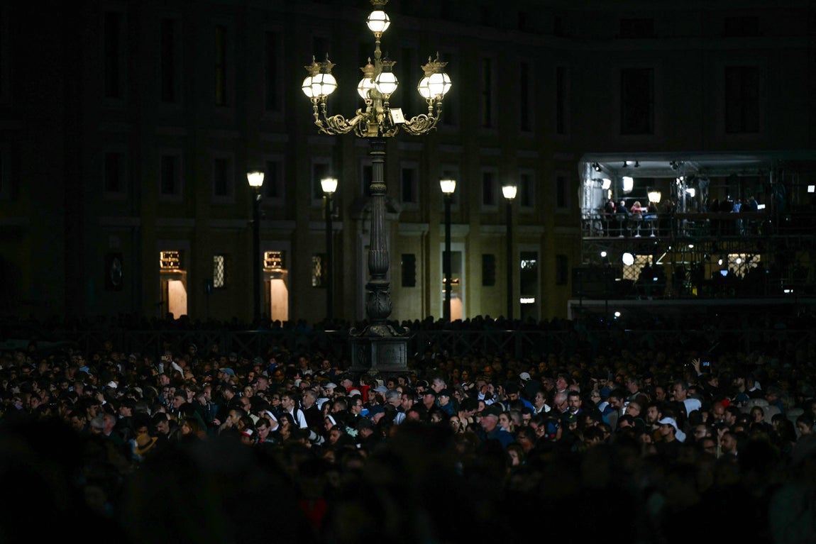 Se hace de noche en la plaza de San Pedro mientras crece la expectación por ver salir la fumata