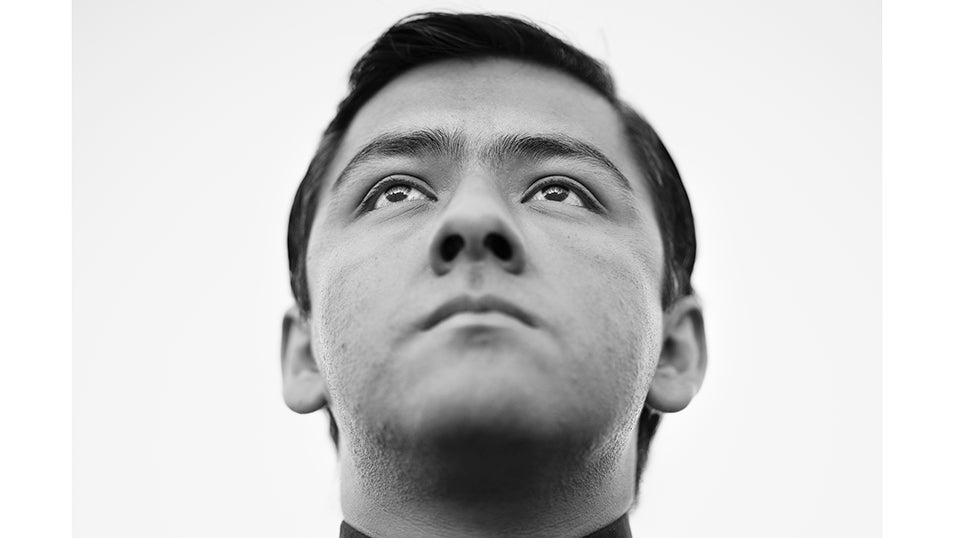 Ciudad del Vaticano - Plaza San Pedro - 6 Mayo del 2025: El padre Agustín Torres, originario de Ciudad de Mexico reza en silencio en la Plaza de San Pedro para que el Espíritú Santo ilumine a los miembros del Cónclave en la elección del nuevo Santo Padre. 