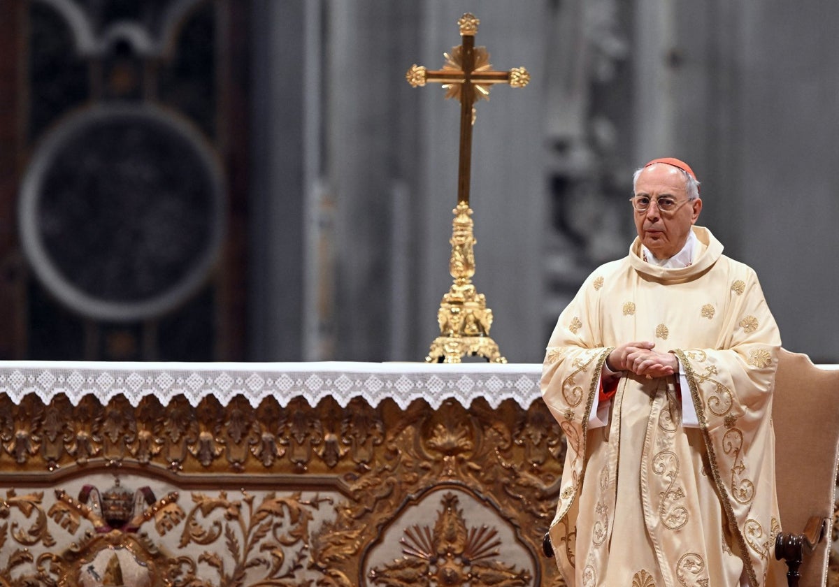 El cardenal protodiácono, Dominique Mamberti