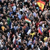 Los fieles ondean banderas de varios países mientras esperan conocer el nombre del nuevo Papa