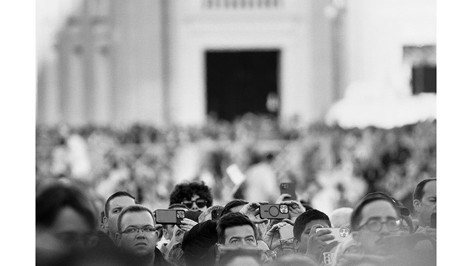 La plaza De San Pedro repleta de móviles preparados para inmortalizar la salida al balcón del nuevo Papa