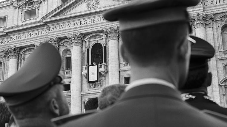 El Papa León XIV sale al balcón de la Plaza San Pedro frete a las autoridades y una plaza De San Pedro repleta de fieles que corean su nombre