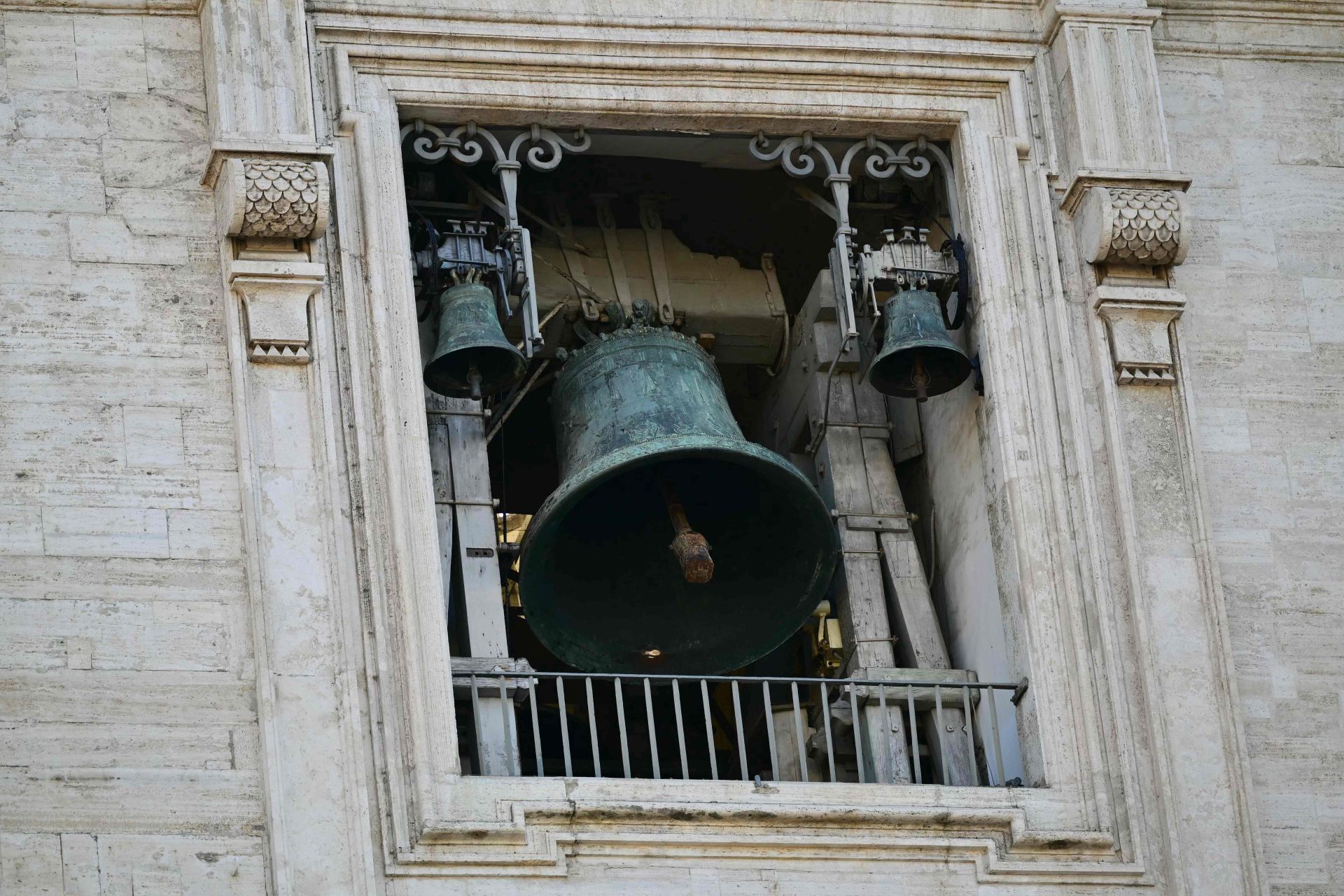 Las campanas de San Pedro anuncian el nuevo Papa.
