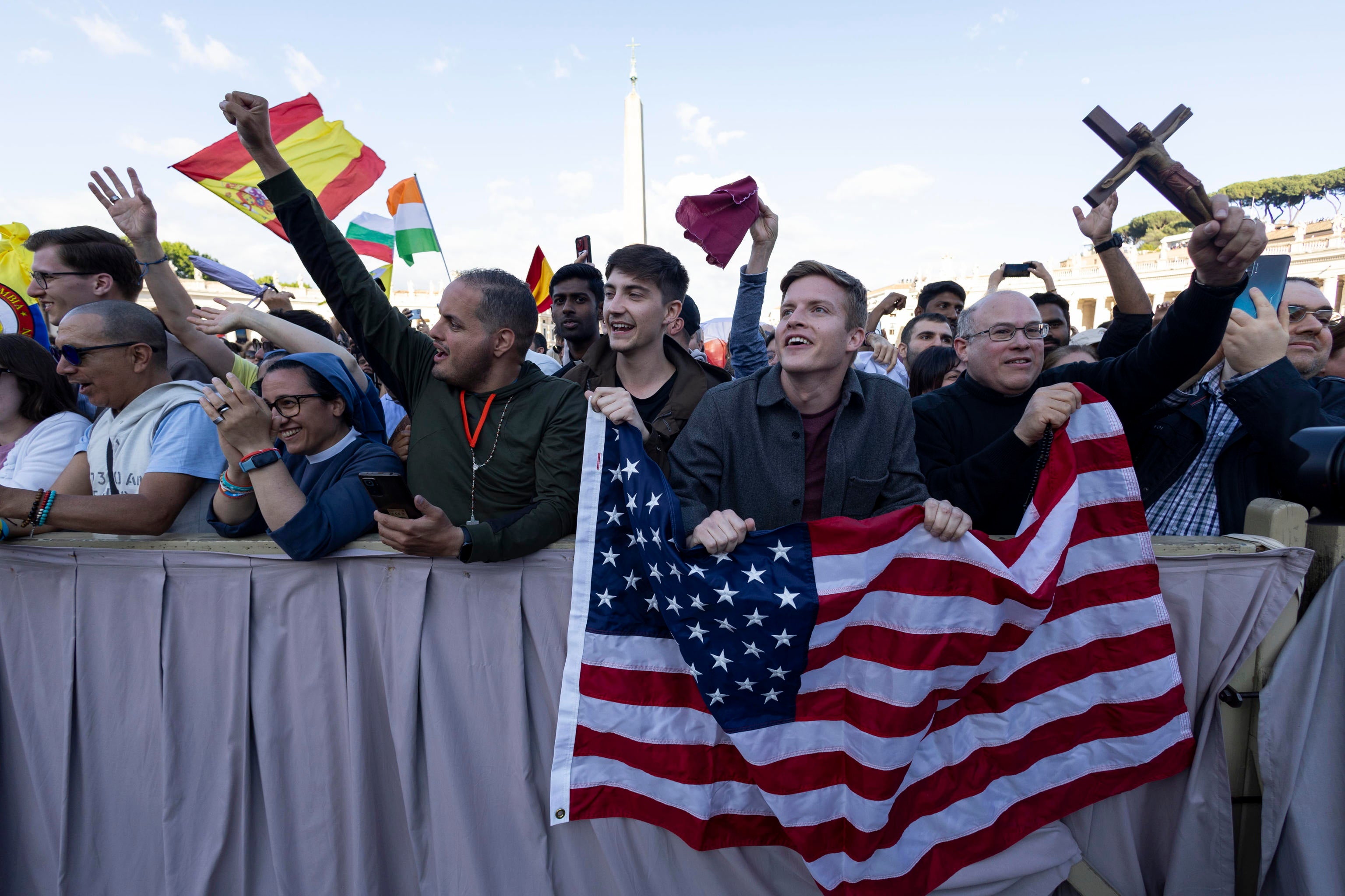 Fieles en la plaza de San Pedro celebran efusivamente la elección del Pontífice
