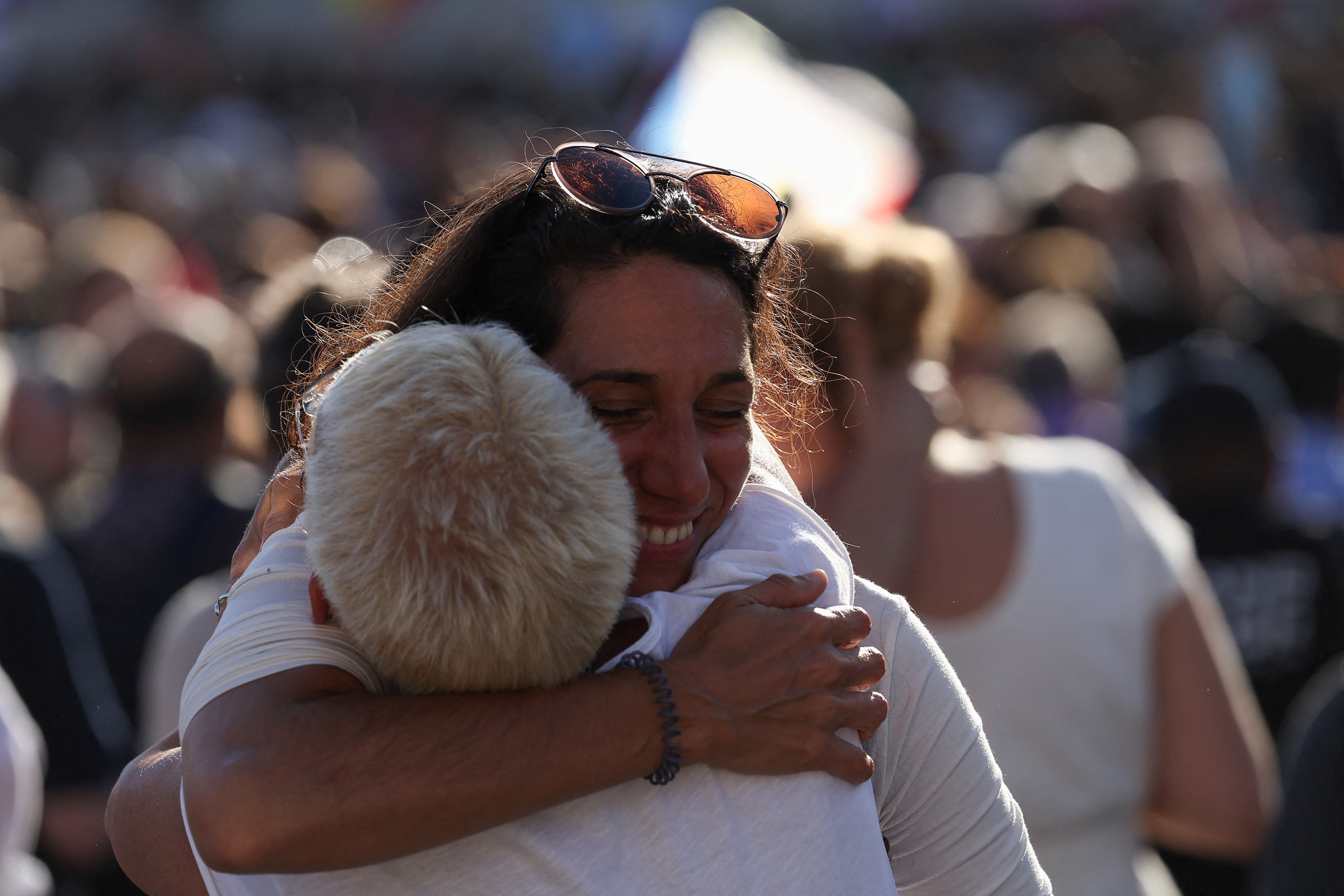 Dos mujeres se abrazan en la Plaza de San Pedro, al salir la fumata blanca de la chimenea de la Capilla Sixtina.