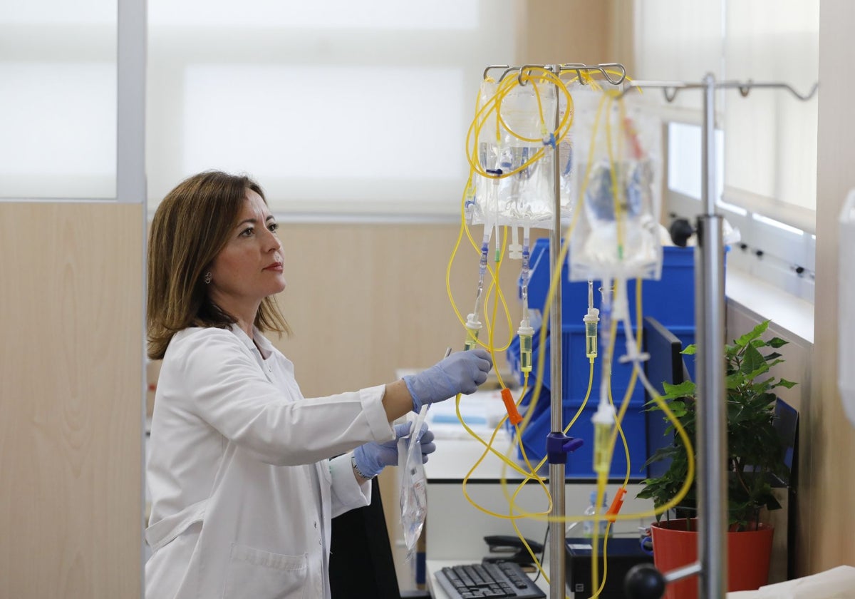 Una oncóloga en un centro de tratamientos contra el cáncer