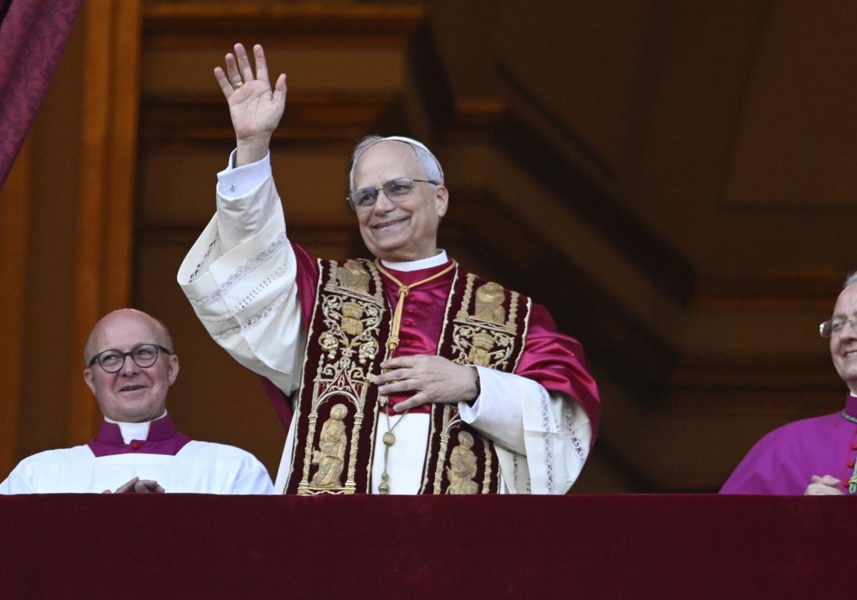 El Papa León XIV saluda desde el balcón de San Pedro.