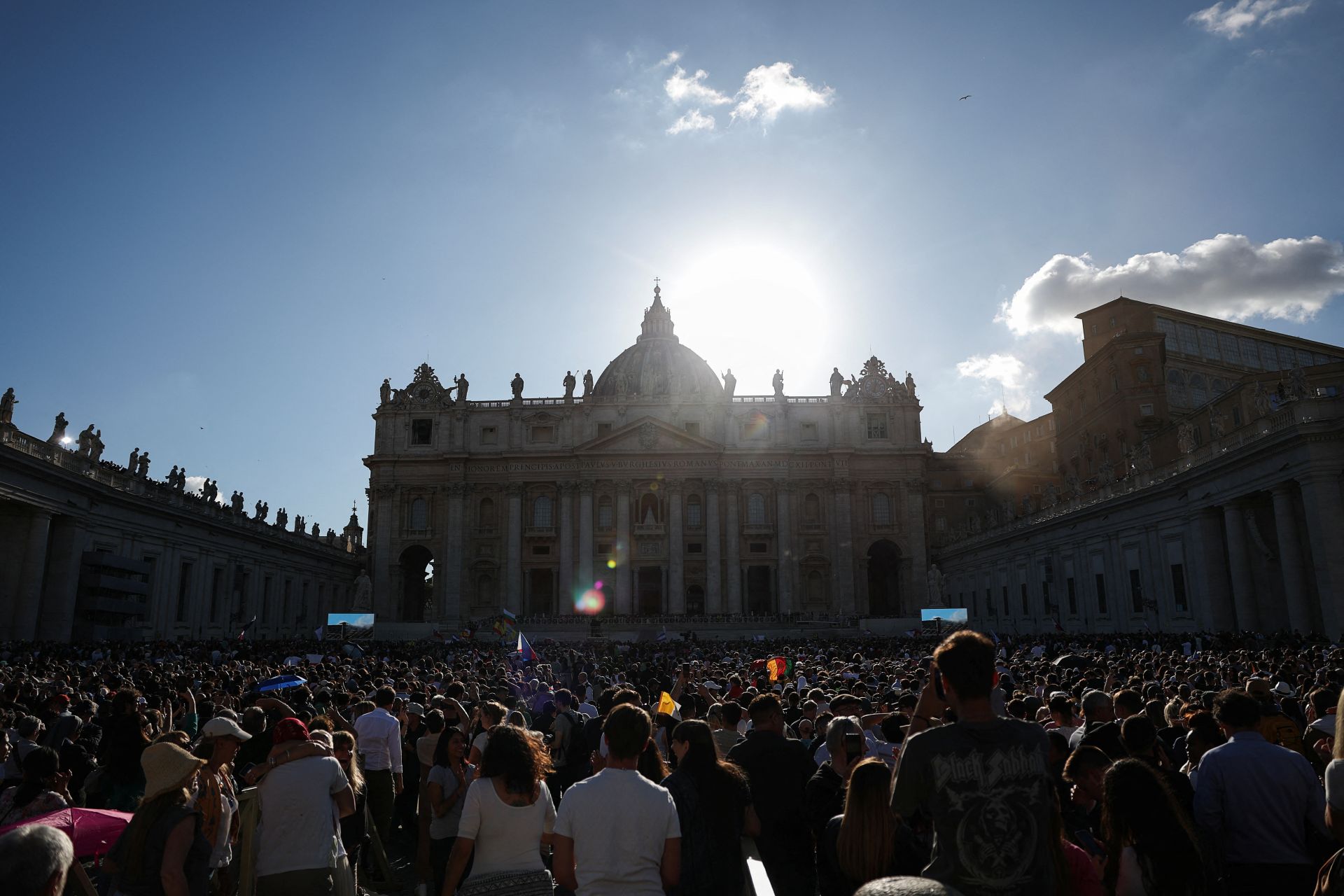 La Plaza de San Pedro, abarrotada, espera a conocer al nuevo Papa.