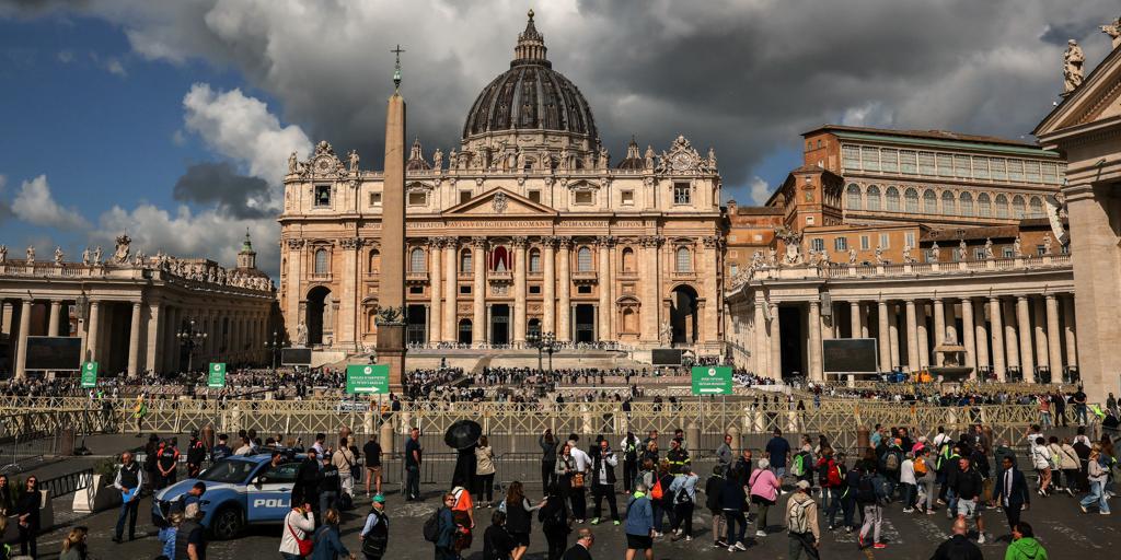 La Policía italiana le quita una pancarta islamista sobre el fin del mundo a un español y dos suizos cerca de San Pedro