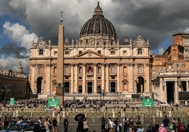 La Policía italiana le quita una pancarta islamista sobre el fin del mundo a un español y dos suizos cerca de San Pedro