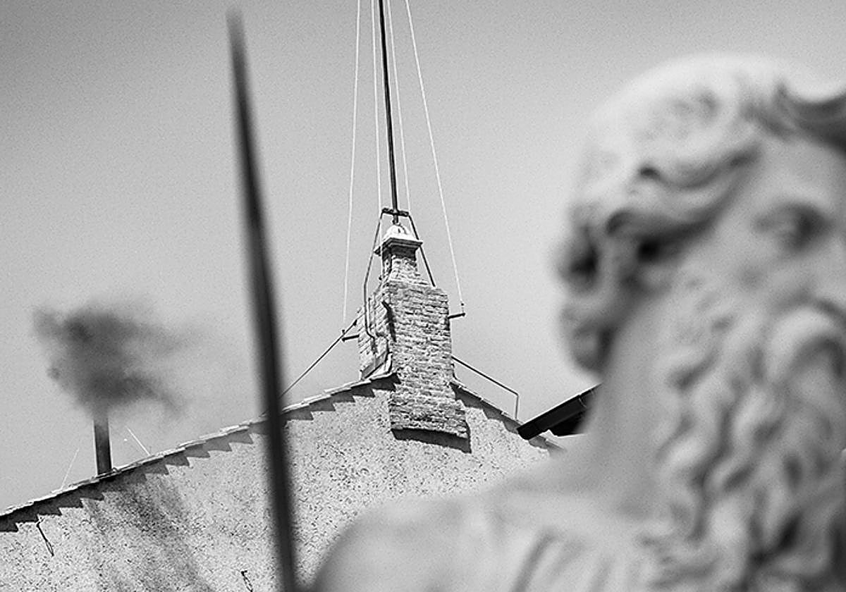 Segunda fumata negra del cónclave que busca al sucesor de Francisco