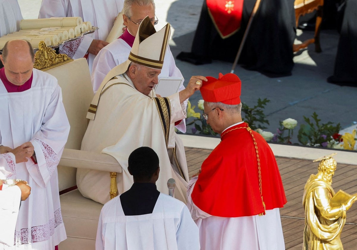 El Papa Francisco durante la ordenación como obispo de Prevost, ahora el Papa León XIV