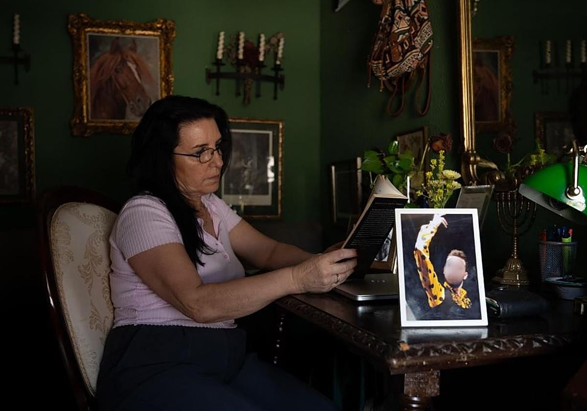 Juana mira la foto de su hijo