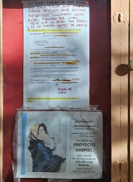 Imagen - Información sobre derechos de los inmigrantes en el corcho de la parroquia del Sagrado Corazón