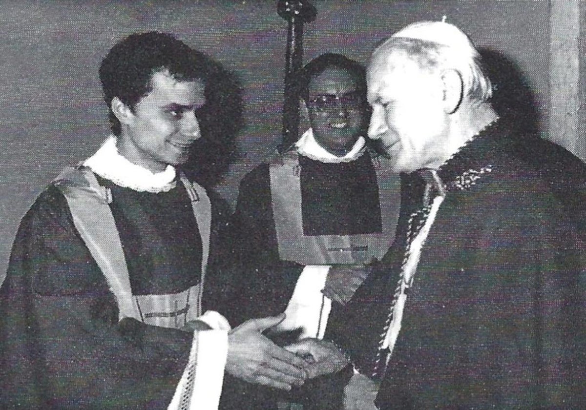 Un jovencísimo Robert Prevost saluda al Papa Juan Pablo II.