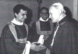 Un jovencísimo Robert Prevost saluda al Papa Juan Pablo II.