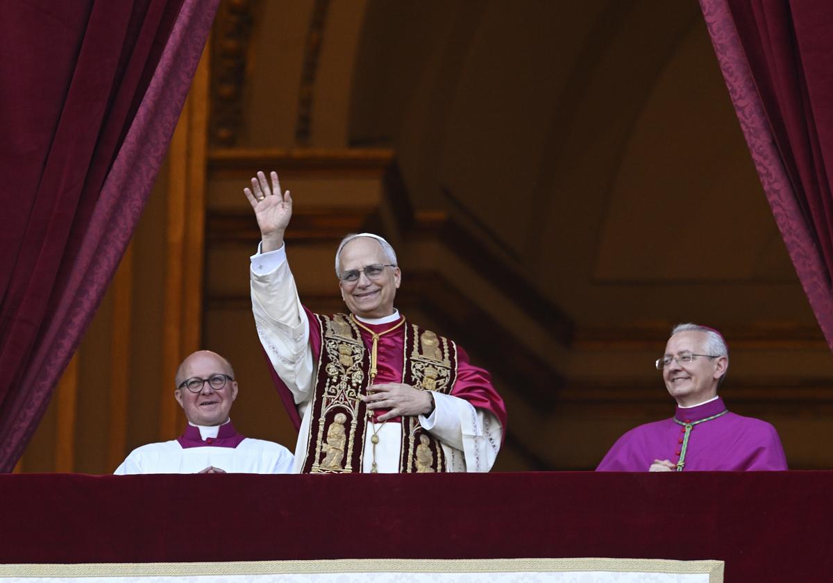 El Papa León XIV saluda a la Plaza de San Pedro.