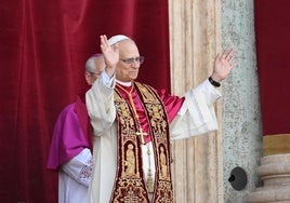 El recién nombrado Papa León XIV, nada más salir al balcón.