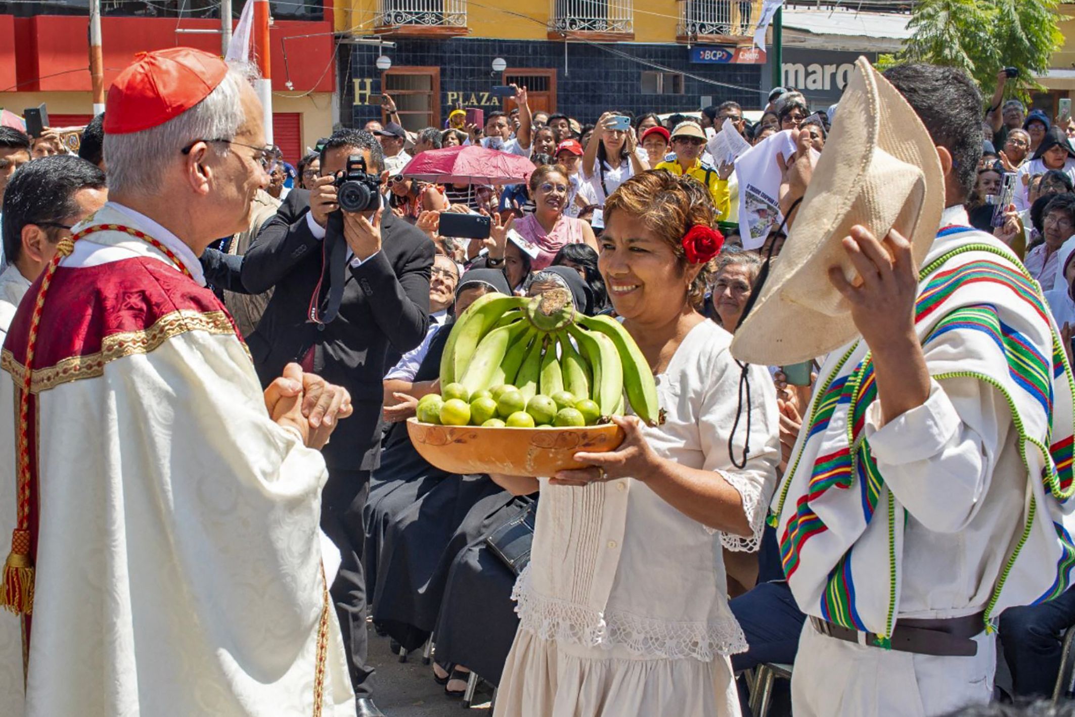 En 2015, ciudadanos peruanos le ofrecen una cesta de plátanos.