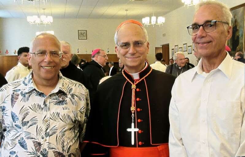 Robert Prevost, retratado aquí como cardenal junto a sus hermanos mayores, Luis y Juan.