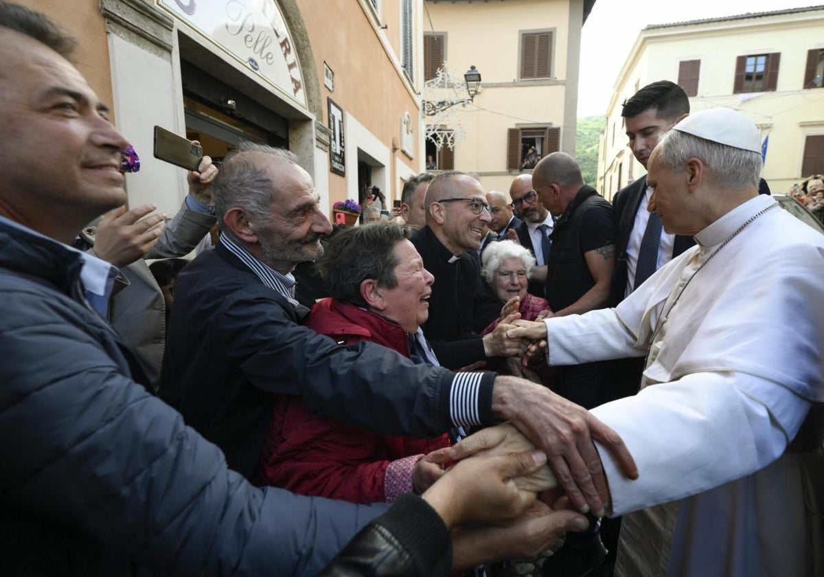 Una mujer llora a las puertas del santuario de Genazzano, que recibió ayer la visita sorpresa de León XIV