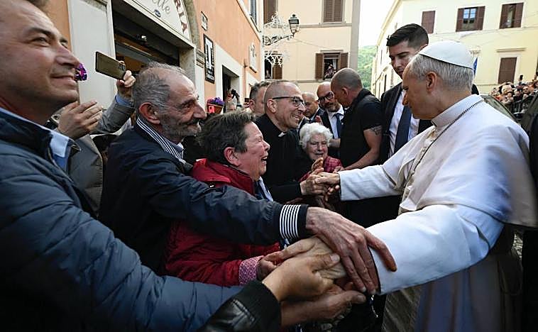 Imagen principal - El Papa León XIV visita la tumba de Francisco tras rezar en el santuario de Genazzano