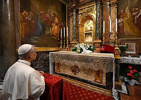 Imagen secundaria 1 - El Papa León XIV visita la tumba de Francisco tras rezar en el santuario de Genazzano