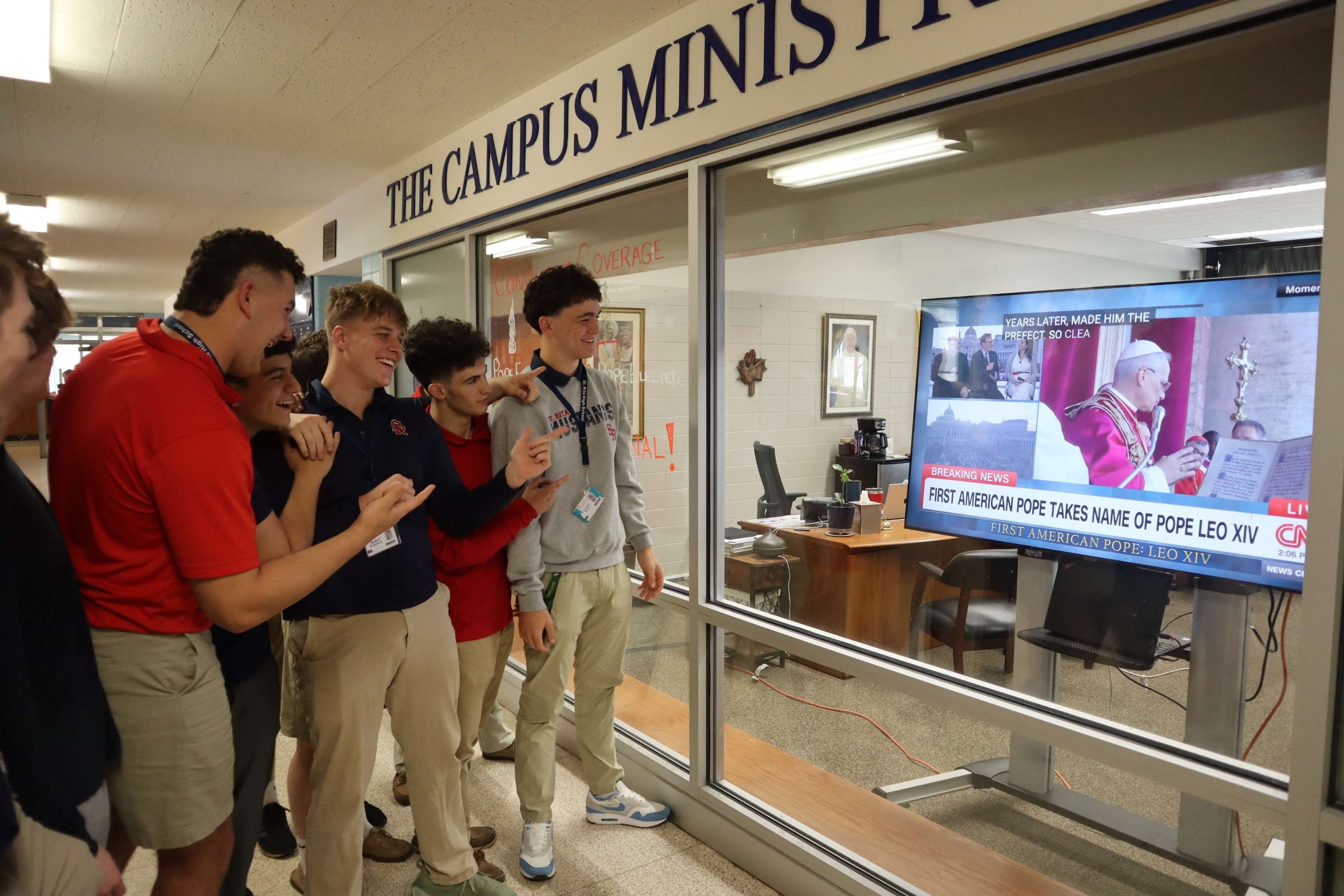 Alumnos del instituto católico Santa Rita de Chicago celebran la elección de uno de sus profesores como Papa