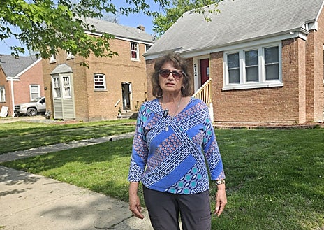 Imagen secundaria 1 - Arriba, la iglesia de Santa María de la Asunción, donde nació la vocación del nuevo Papa; debajo, a la izquierda, una vecina ante la casa de los Prevost, que el alcade quiere convertir ahora en un museo; a la derecha, los restos del primer confesionario que frecuentó siendo niño.