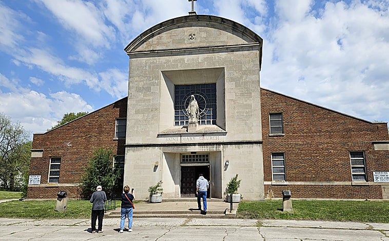 Imagen principal - Arriba, la iglesia de Santa María de la Asunción, donde nació la vocación del nuevo Papa; debajo, a la izquierda, una vecina ante la casa de los Prevost, que el alcade quiere convertir ahora en un museo; a la derecha, los restos del primer confesionario que frecuentó siendo niño.