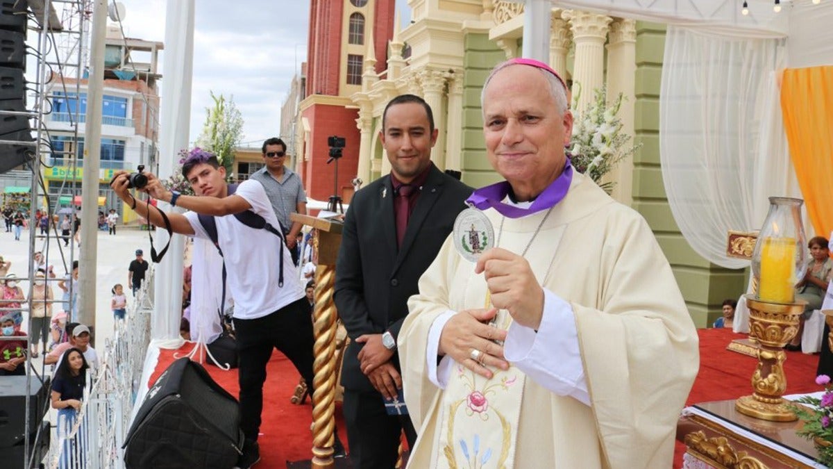 Prevost vestido de cardenal, en Perú