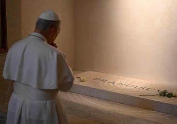 El Papa León XIV visita la tumba de Francisco tras rezar en el santuario de Genazzano