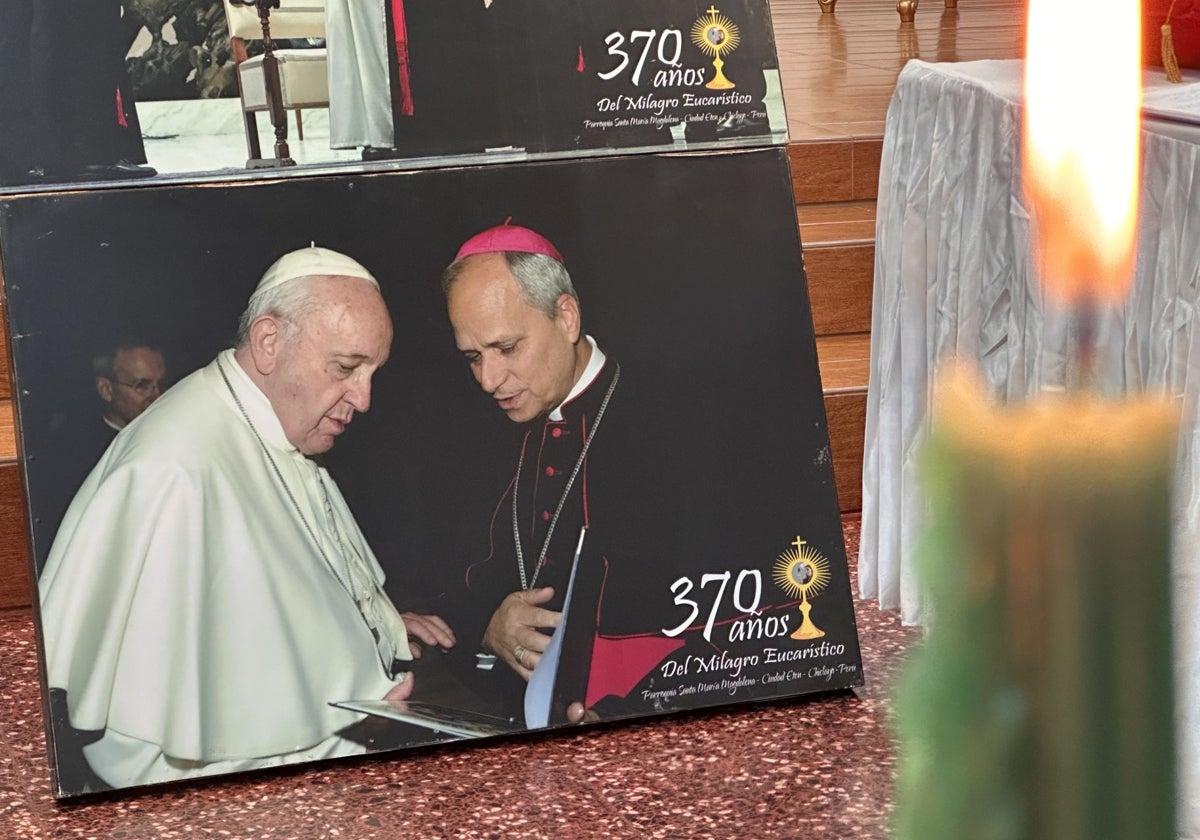 Una imagen de Francisco y su sucesor