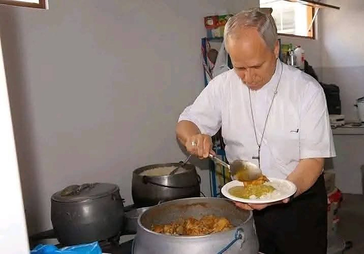 Robert Prevost, actualmente el Papa León XIV, en una imagen pasada sirviéndose comida en Perú