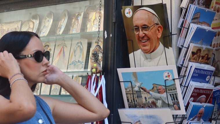 Recuerdos del Papa Francisco en una tienda de postales