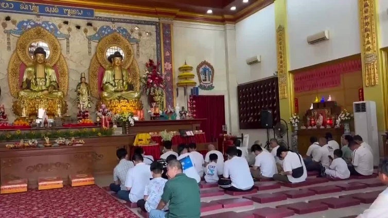Devotos indonesios acuden a los templos para celebrar el nacimiento de Buda