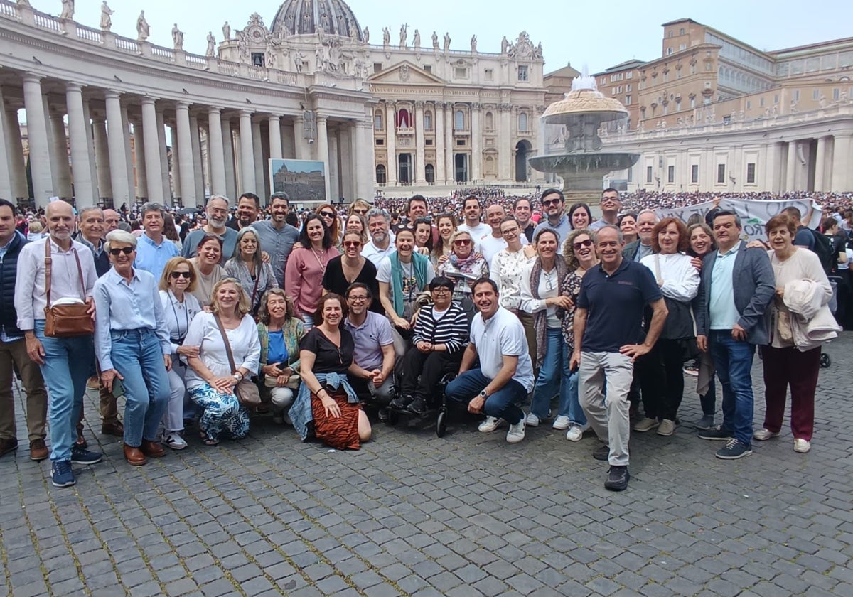 El grupo de 53 peregrinos de la parroquia de San Ignacio de Loyola en Torrelodones (Madrid), en el Vaticano