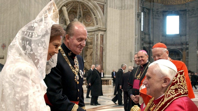 Don Juan Carlos y Doña Sofía, en 2005, en la entronización de Benedicto XVI