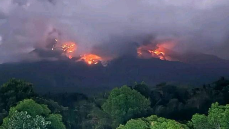 El volcán Canlaón de Filipinas entra en erupción y cubre de ceniza localidades cercanas
