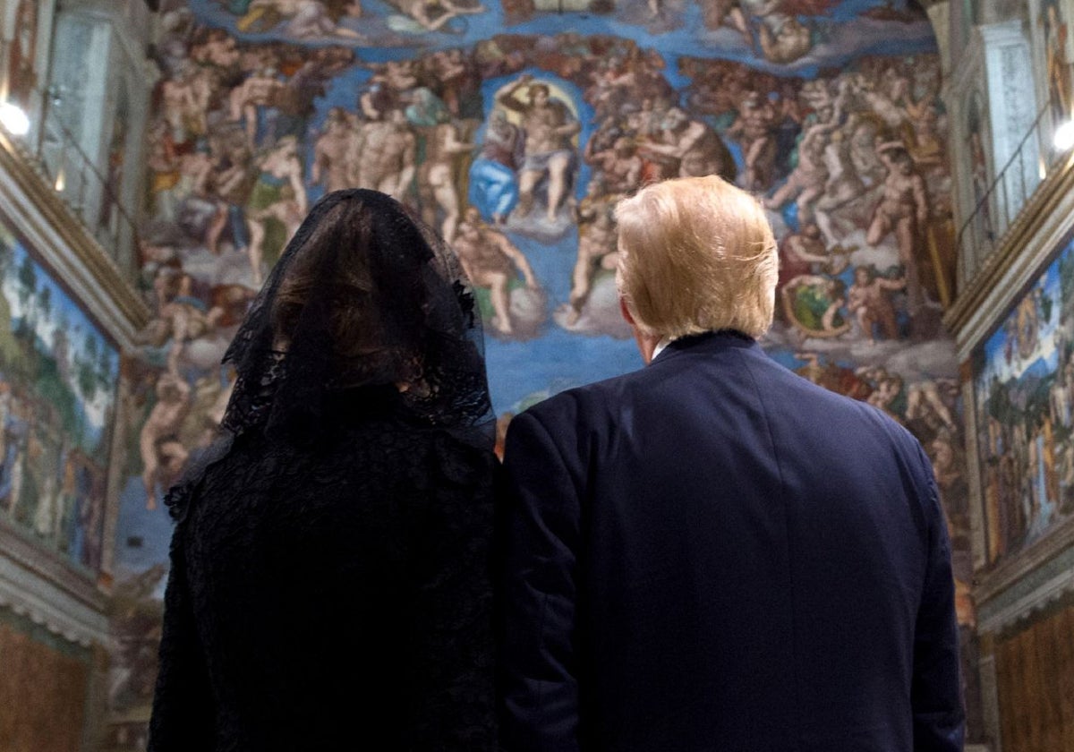Donald Trump y Melania, en 2017, en la Capilla Sixtina