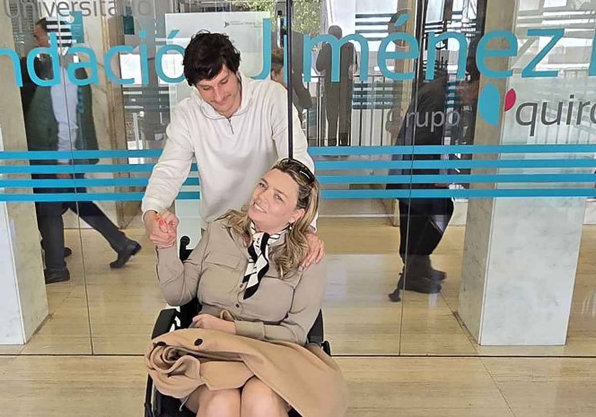 Iara con su pareja, Adrián Meis Bea, en la puerta de la Fundación Jiménez Díaz
