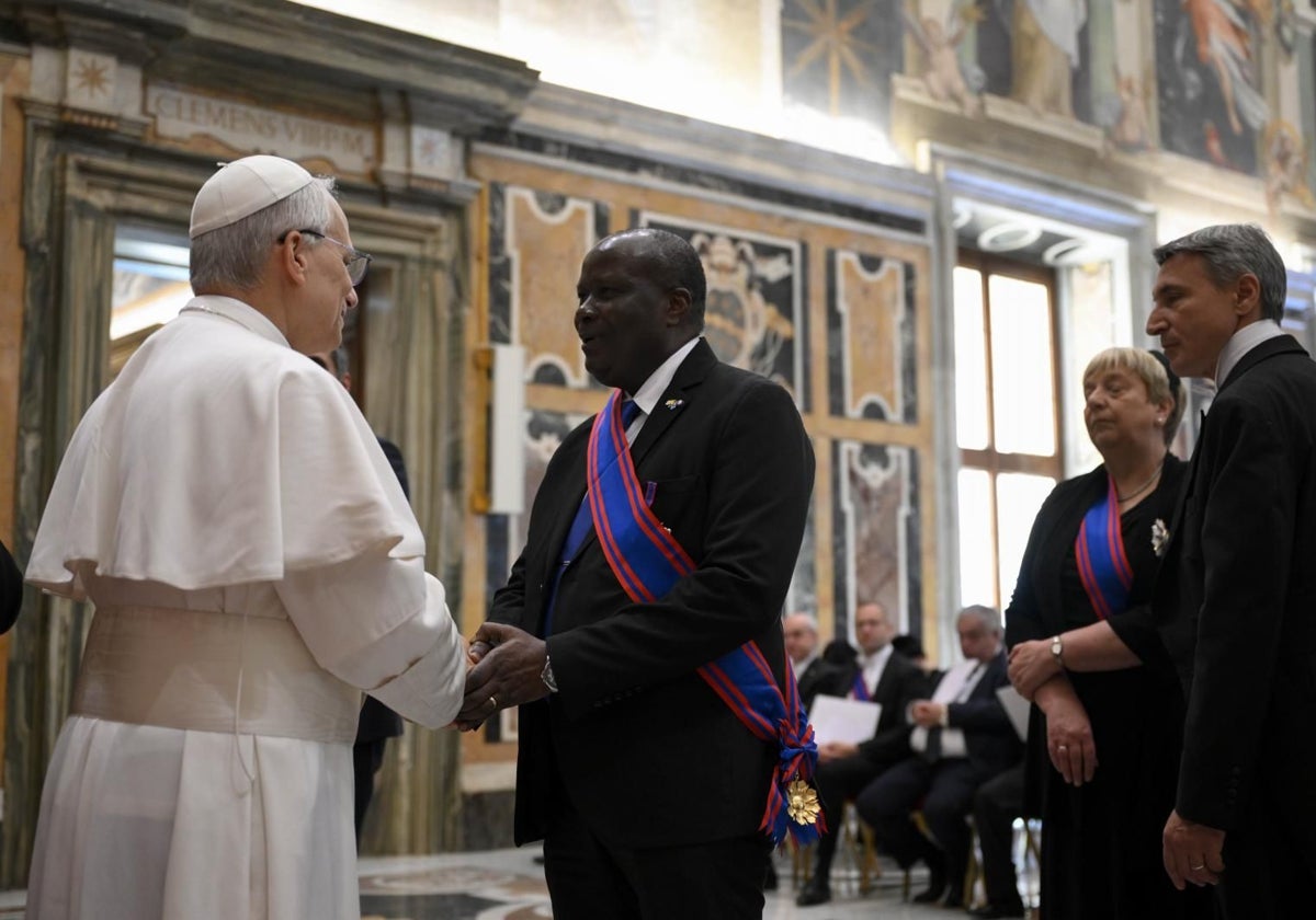 El Papa León XIV saluda a los embajadores ante la Santa Sede durante la recepción de este viernes