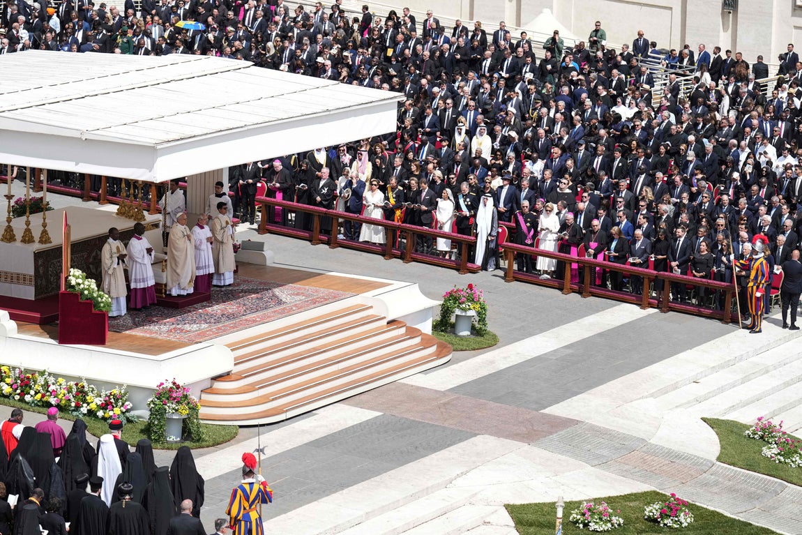 El altar papal, ante las autoridades