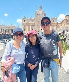 Imagen secundaria 2 - En la foto superior Manuel sostiene una estampa de la patrona de Granada, la Virgen de las Angustias, al paso del Papa León XIV, Debajo, Manuela, con un lazo negro en la bandera peruana en apoyo a quienes protestan contra la presidenta Dina Boluarte para reclamar el derecho a voto. En la última foto, Miriam, su hija Micaela y su marido Antonio, volaron desde Lima a Madrid pero decidieron ampliar a Roma al conocer que el nuevo Papa era de nacionalidad peruana.