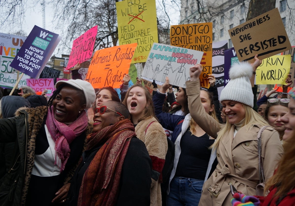 Mujeres protestan en 2018 por el caso Harvey Weinstein, que desembocó en el movimiento MeToo primero en EE.UU. y luego expandiéndose como fenómeno global