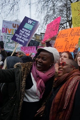 Mujeres protestan en 2018 por el caso Harvey Weinstein, que desembocó en el movimiento MeToo primero en EE.UU. y luego expandiéndose como fenómeno global