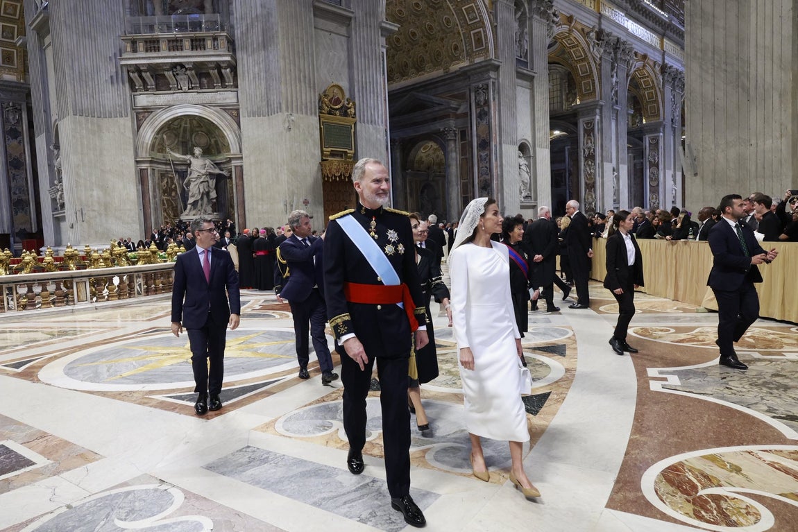 Los Reyes de España acudieron a saludar al Papa León XIV tras su misa de inicio del pontificado.