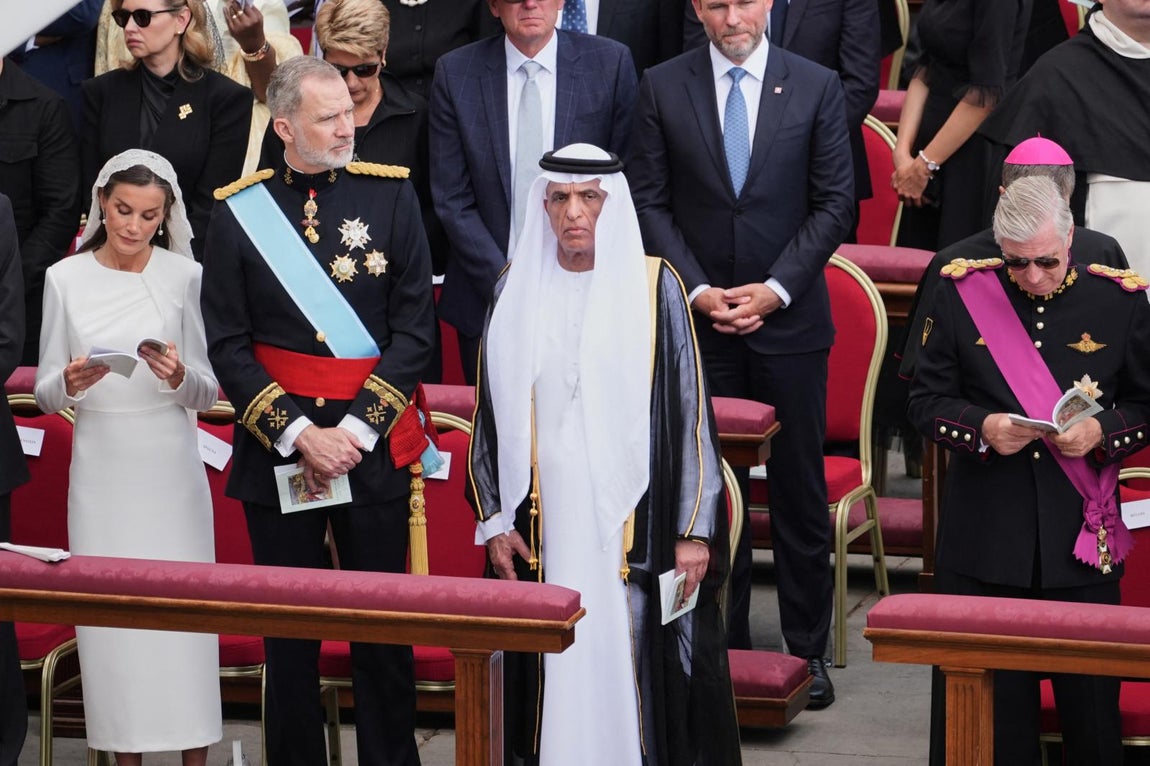 La Reina Letizia de España, el Rey Felipe VI de España, el Sheikh Saud bin Saqr al Qasimi de Emiratos Árabes Unidos y el Rey Felipe de Bélgica en la Misa inaugural del Pontificado del Papa León XIV.