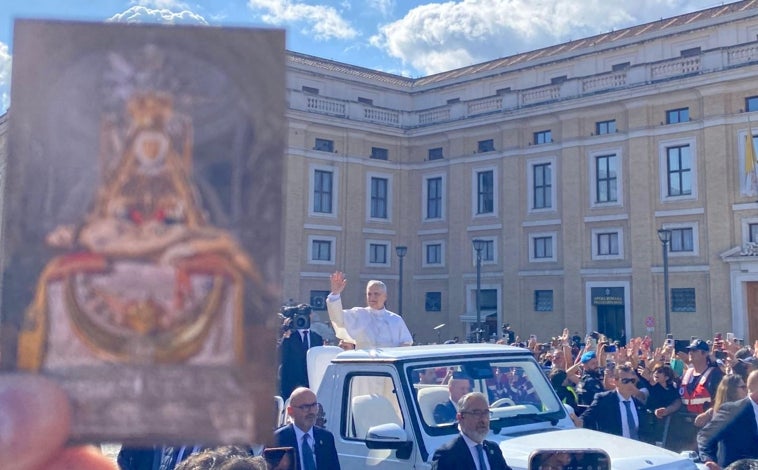 Imagen principal - En la foto superior Manuel sostiene una estampa de la patrona de Granada, la Virgen de las Angustias, al paso del Papa León XIV, Debajo, Manuela, con un lazo negro en la bandera peruana en apoyo a quienes protestan contra la presidenta Dina Boluarte para reclamar el derecho a voto. En la última foto, Miriam, su hija Micaela y su marido Antonio, volaron desde Lima a Madrid pero decidieron ampliar a Roma al conocer que el nuevo Papa era de nacionalidad peruana.