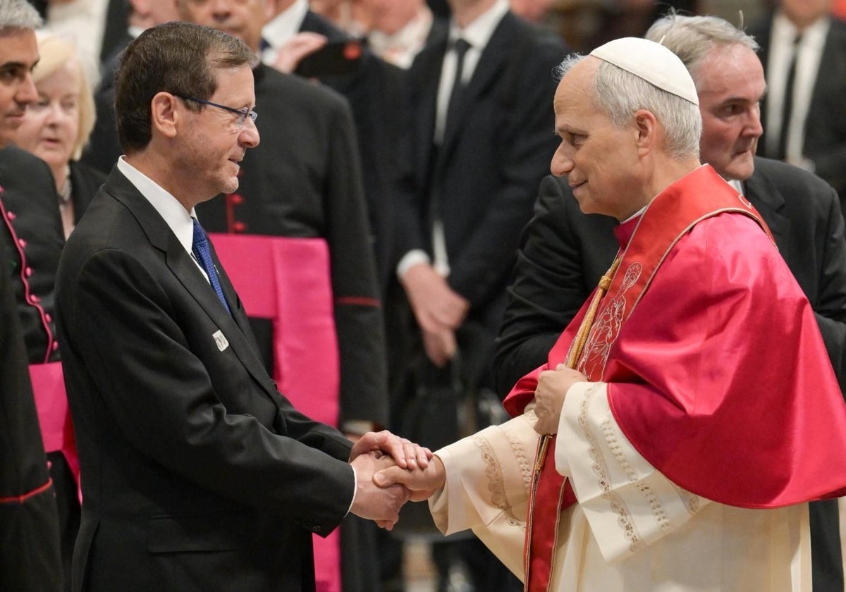 El Papa León XIV saluda al presidente de Israel, Isaac Herzog, tras la misa del inicio de su pontificado  en el Vaticano